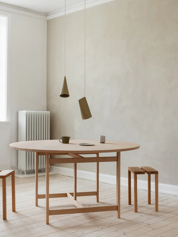 Moebe Round Dining Table