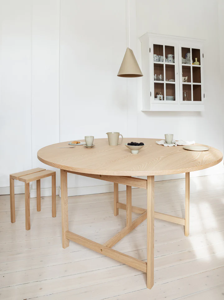 Moebe Round Dining Table