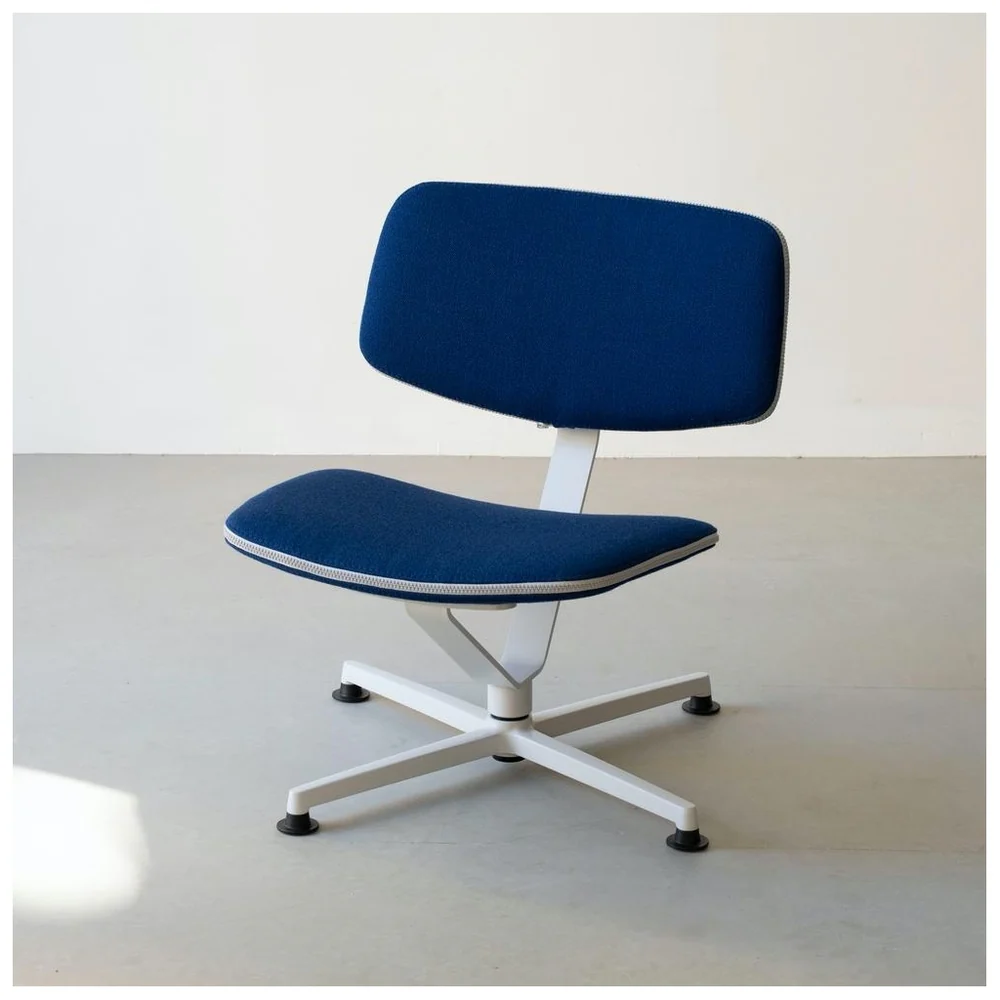 raawii Arba Lounge Chair | Upholstered Kvadrat Vidar - Light grey base / Kvadrat Vidar 0772 blue fabric