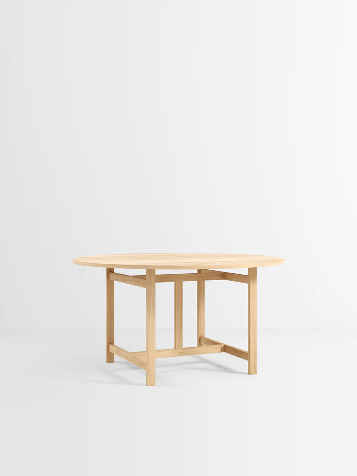 Moebe Round Dining Table