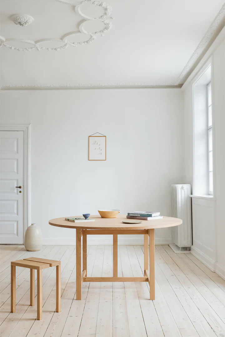 Moebe Round Dining Table